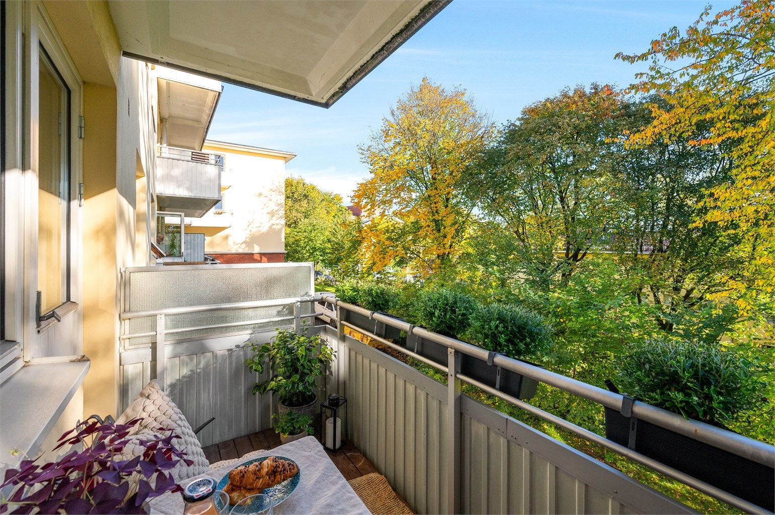 Nyt rolige morgener med utsyn over grønne omgivelser i Iladalen og sol frem til ca. kl. 14.00 i sommerhalvåret.