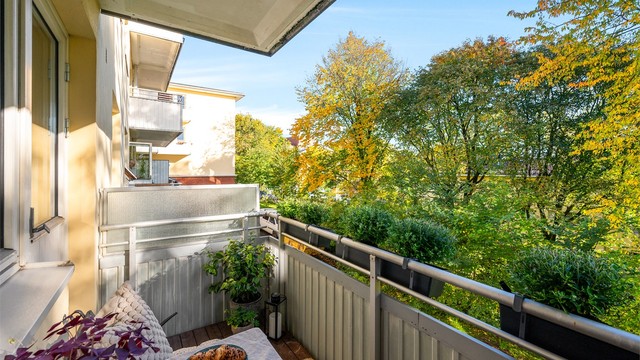 Nyt rolige morgener med utsyn over grønne omgivelser i Iladalen og sol frem til ca. kl. 14.00 i sommerhalvåret.