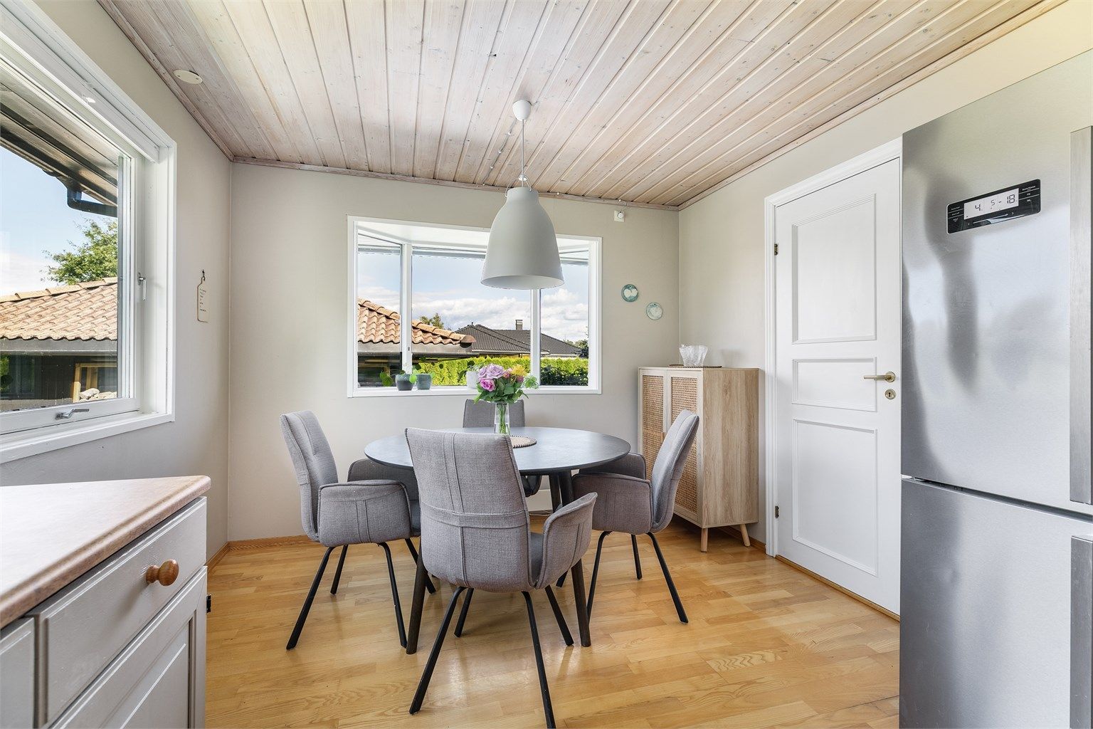 Med plass til spisebord er kjøkkenet et naturlig samlingsrom for familien i hverdagen.