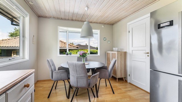 Med plass til spisebord er kjøkkenet et naturlig samlingsrom for familien i hverdagen.