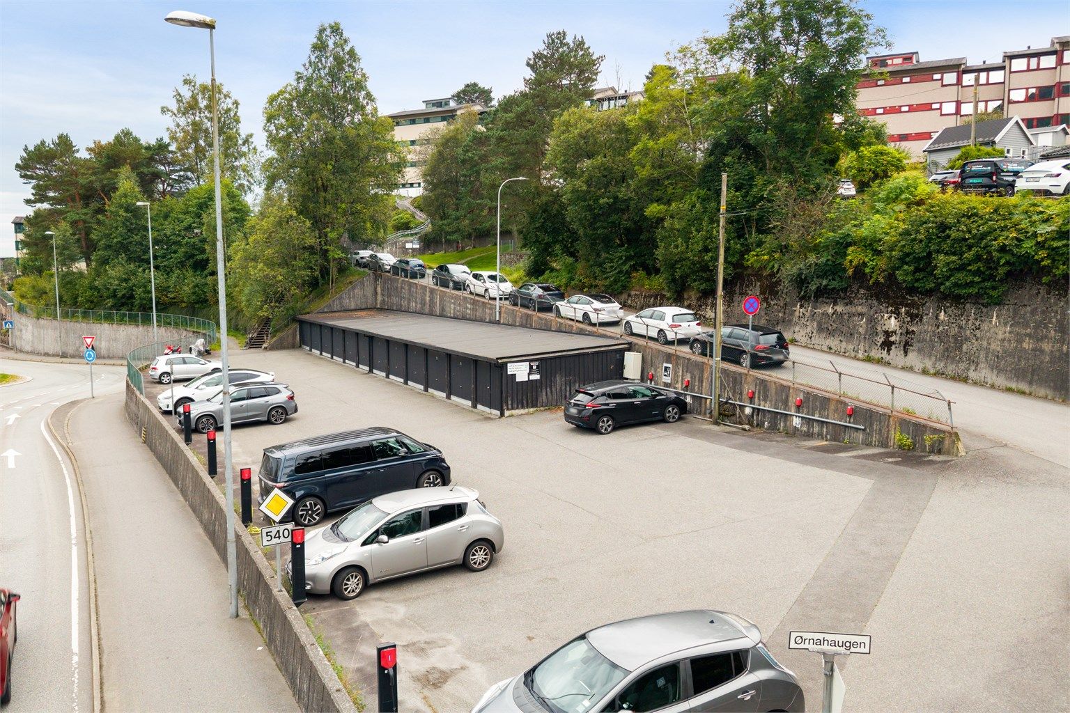 Borettslaget disponerer elbilladere og har mulighet for leie av garasje.