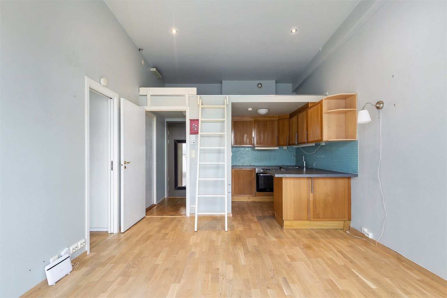 Leiligheten har en arealeffektiv planløsning med åpen stue- og kjøkkenløsning.