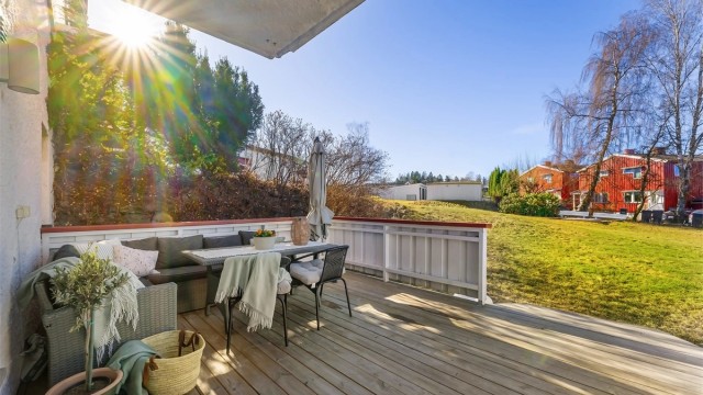 Herlig sydvestvendt terrasse på hele 17 kvm med direkte adkomst til grøntområder. Gassgrill er tillatt