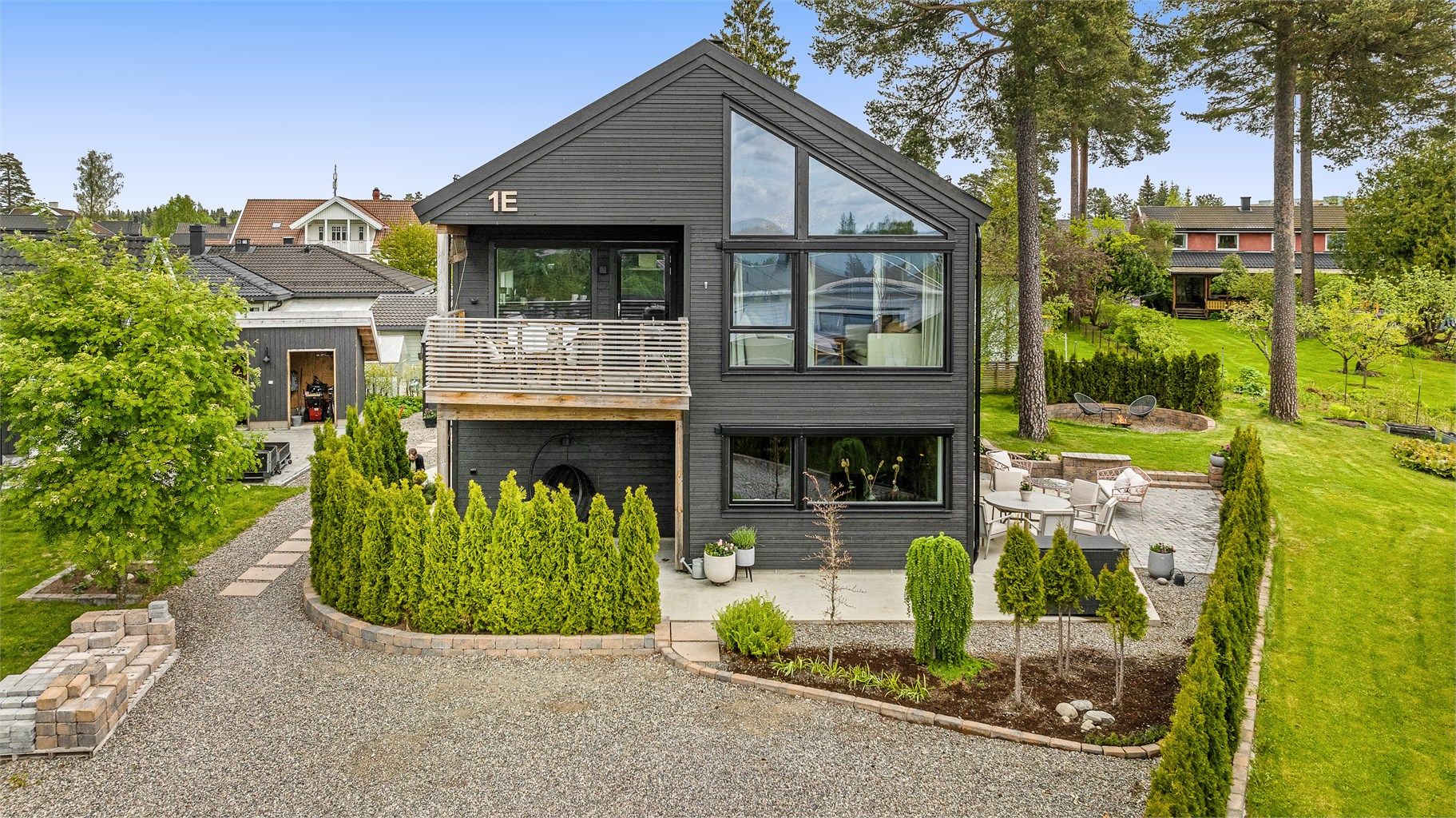 Kvernlivegen 1 E har en usedvanlig attraktiv, barnevennlig og sentrumsnær beliggenhet på Jessheim i Ullensaker kommune