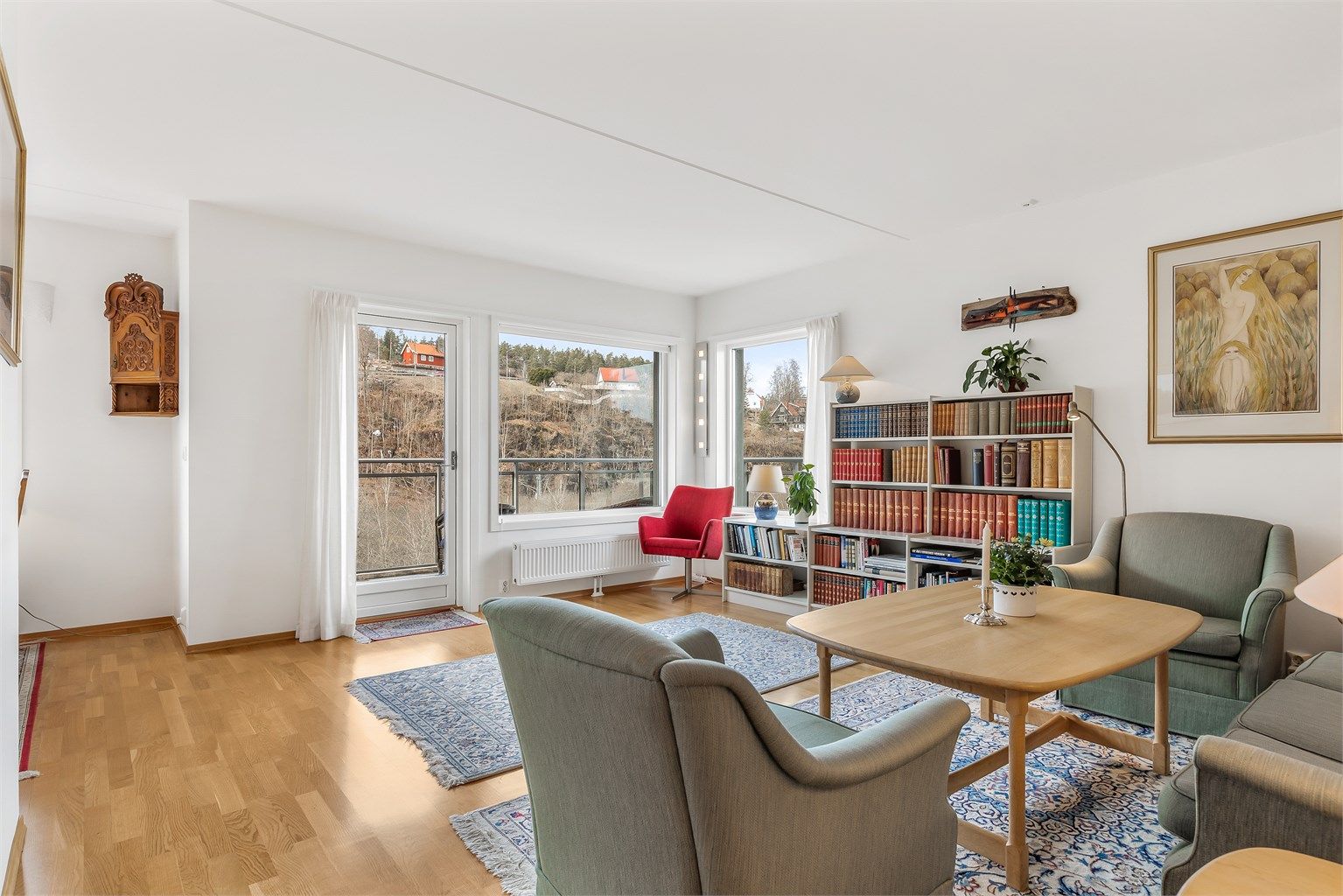 I stuen er det flere møbleringsmuligheter. Her er det plass til sittegruppe og TV-område.