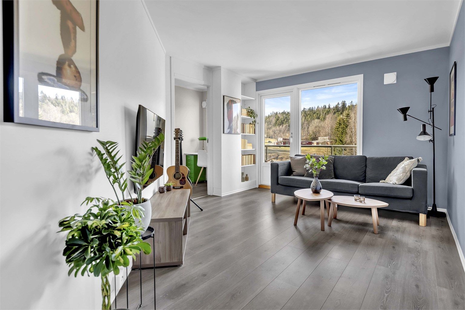  En romslig og gjennomgående leilighet med en praktisk planløsning, beliggende i boligens andre etasje.