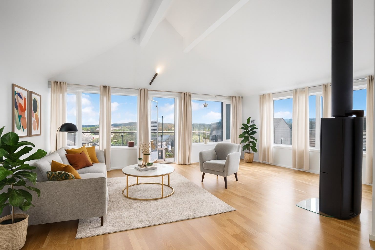 Stue med god takhøyde. Bildet er digitalt møblert.