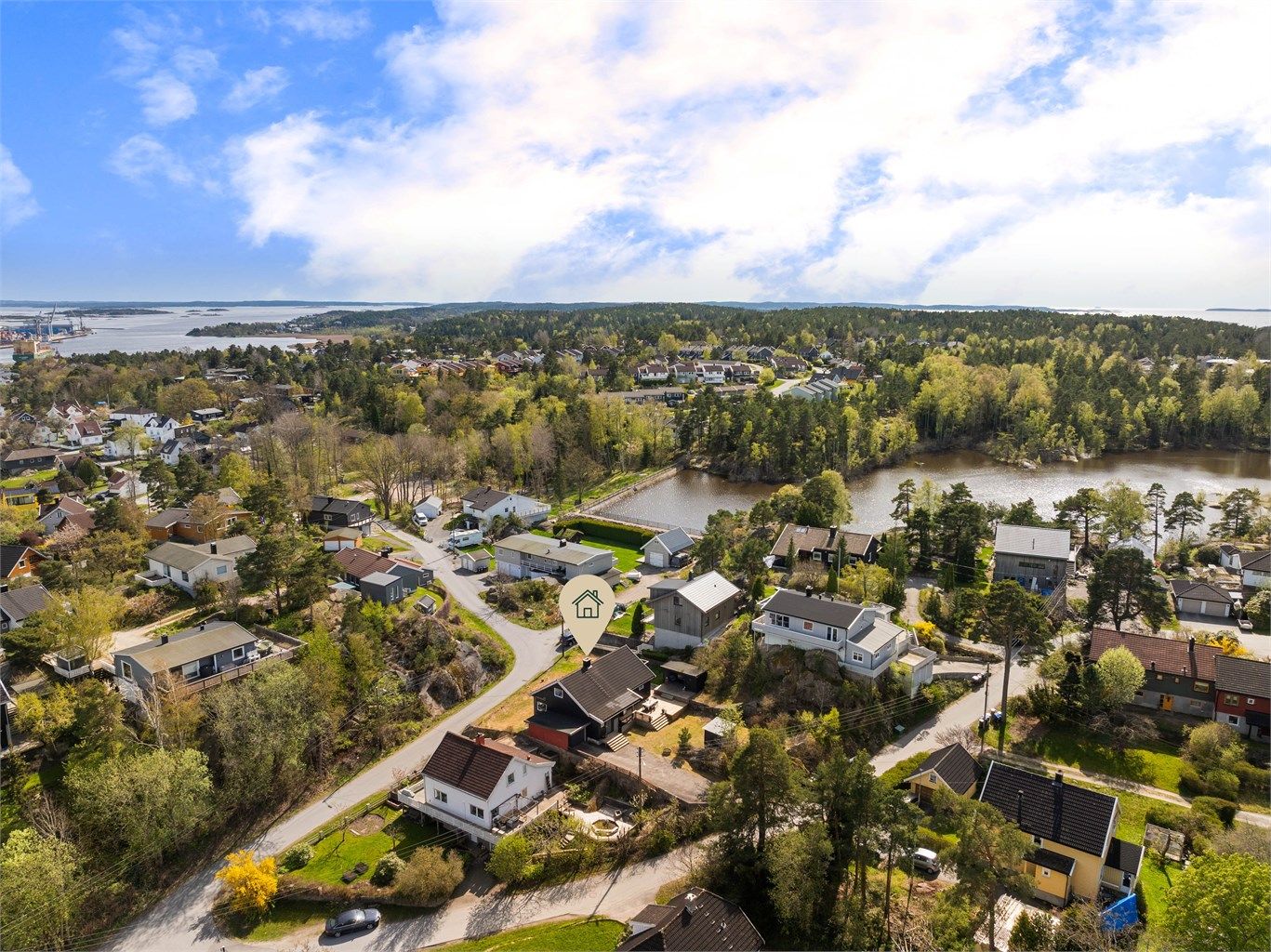 Eiendommen ligger like ved den idylliske Smertudammen hvor det er mulig å bade og fiske, samt stå på skøyter på vinterstid. Vakre skogholt og turveier finnes også i umiddelbar nærhet.