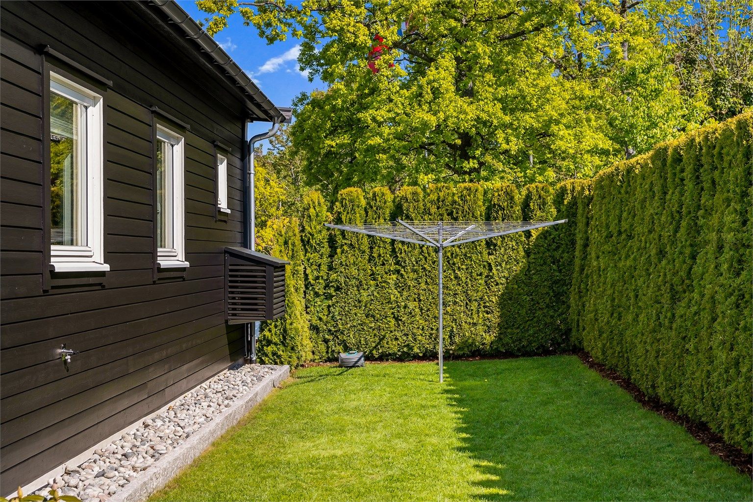Del av hagen på baksiden av huset, skjermet og privat.