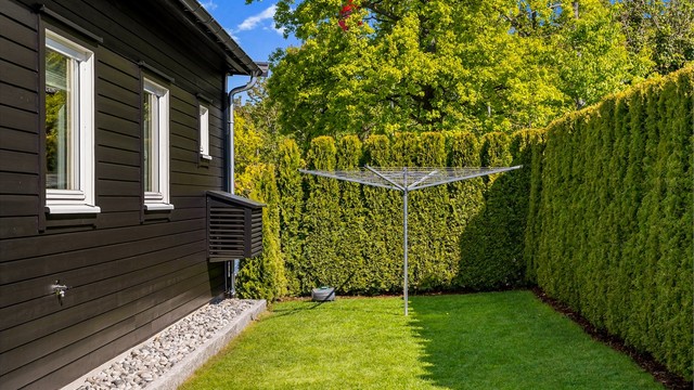 Del av hagen på baksiden av huset, skjermet og privat.