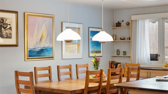 En lys og luftig atmosfære preger hele spisestuen.