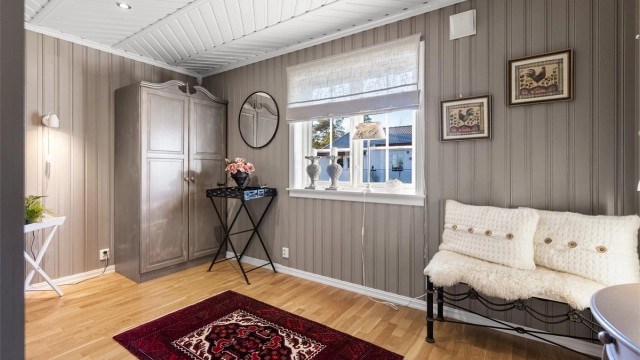 Boligen er innredet med 3 soverom i hovedetasjen