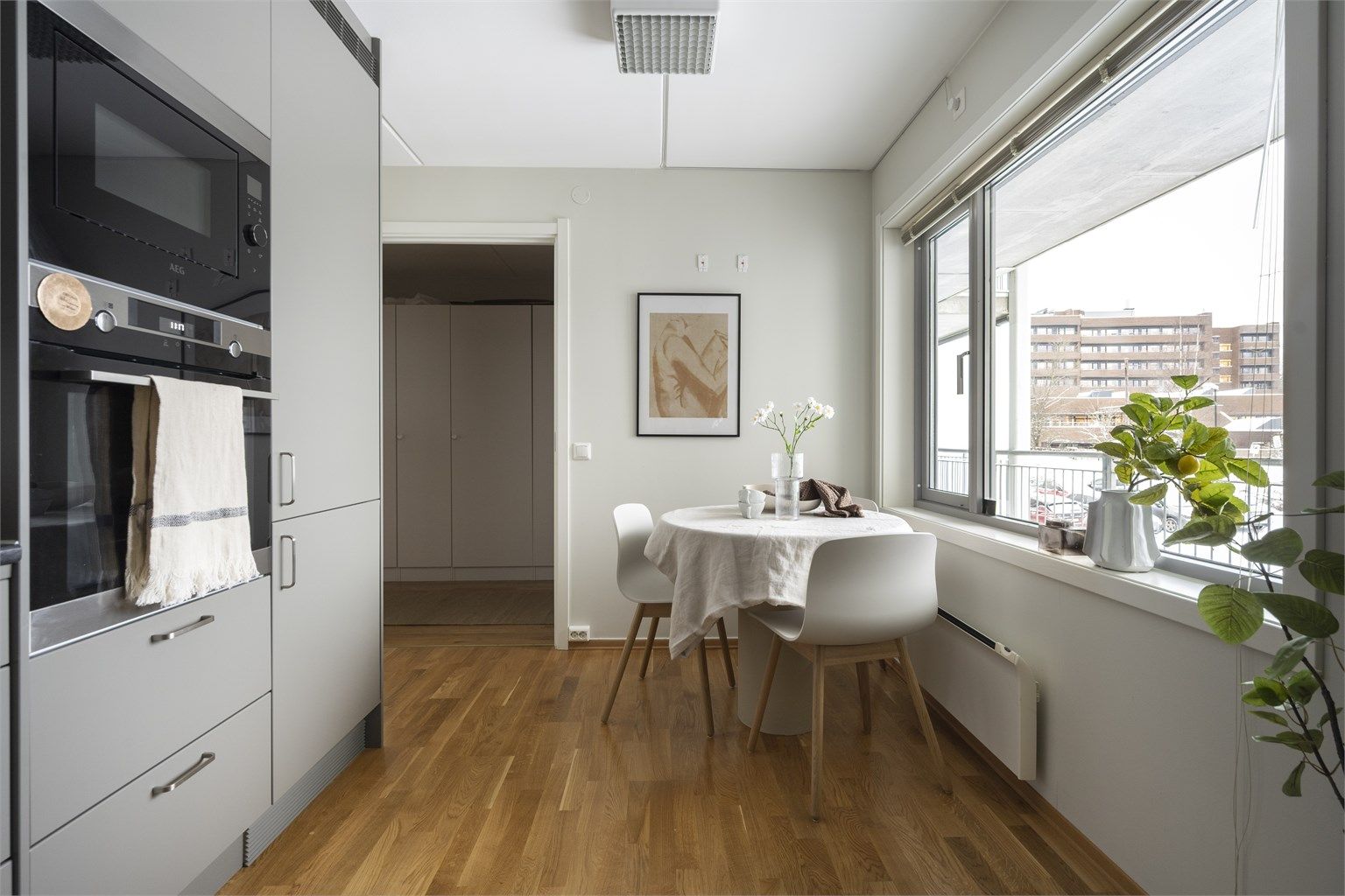 Informasjon fra styret; ettersom bygget har vært dårlig isolert/trekkfullt utførte styret en runde med etterisolering på alle leilighetene, med unntak 
av Gamle Enebakkvei 21P.