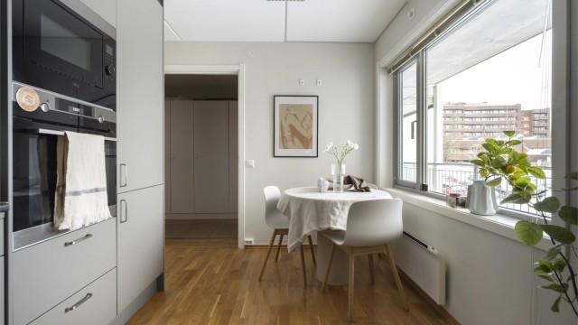 Informasjon fra styret; ettersom bygget har vært dårlig isolert/trekkfullt utførte styret en runde med etterisolering på alle leilighetene, med unntak
av Gamle Enebakkvei 21P.