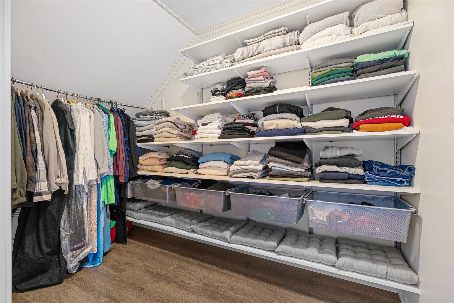 Walk-in med god plass for oppbevaring