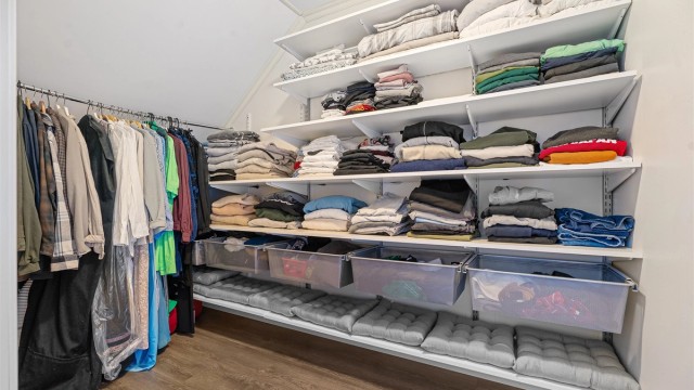 Walk-in med god plass for oppbevaring