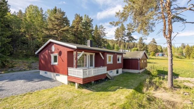 Med skogsområde rett utenfor veggen er det rike muligheter for friluftsliv og turer.
