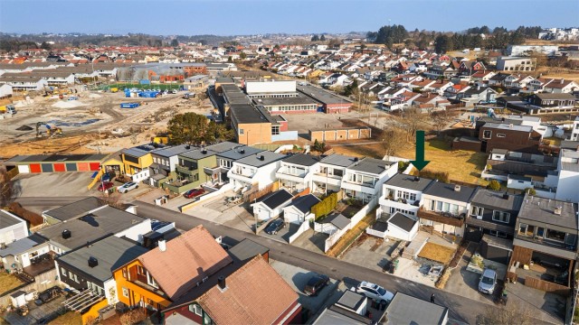 Boligen har en fin og barnevennlig beliggenhet i Kvernevik, med kort vei til Stavanger, Sola, Tananger og Randaberg.