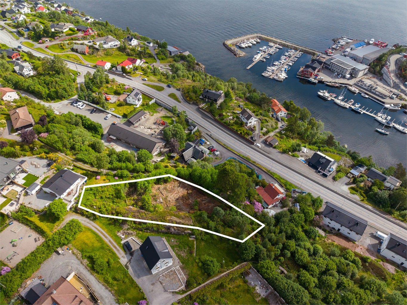 Fotograf har skissert cirka grenselinjer basert på kartutsnitt - Grenselinjene i bildet må sees på som omtrentlige og avvik kan forekomme