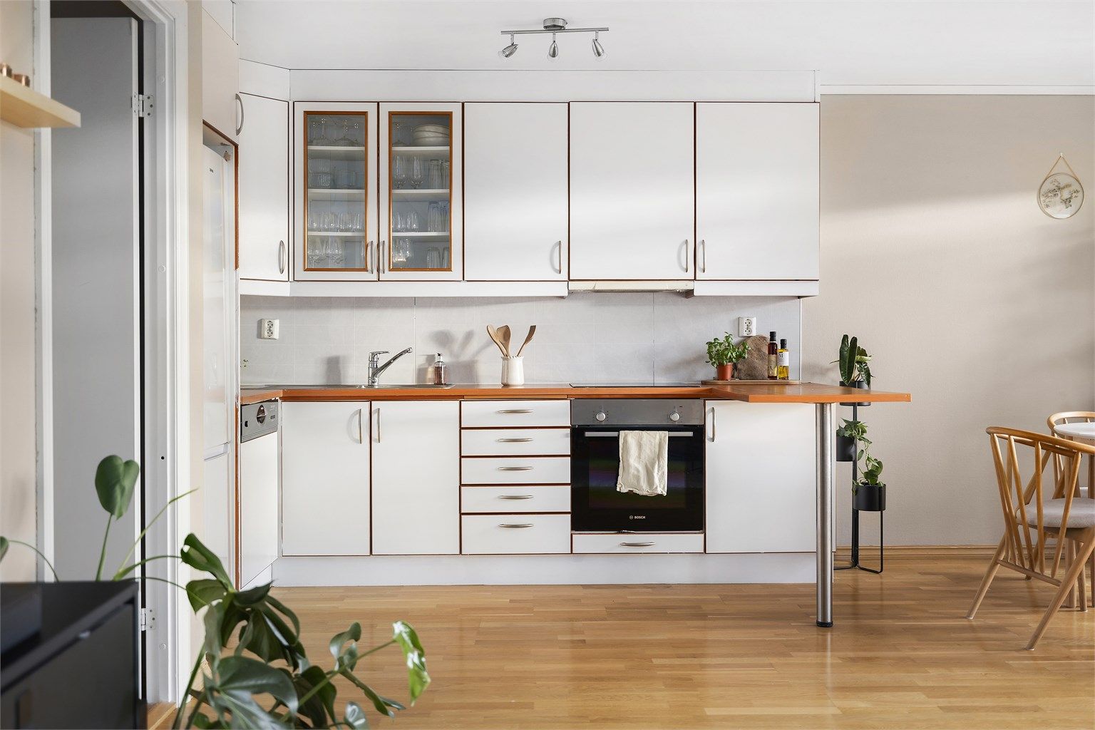 Kjøkkenets barløsning gir ekstra arbeidsflate til både matlaging og servering