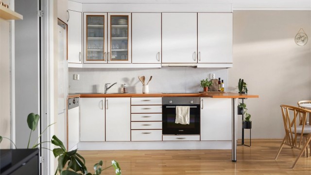 Kjøkkenets barløsning gir ekstra arbeidsflate til både matlaging og servering