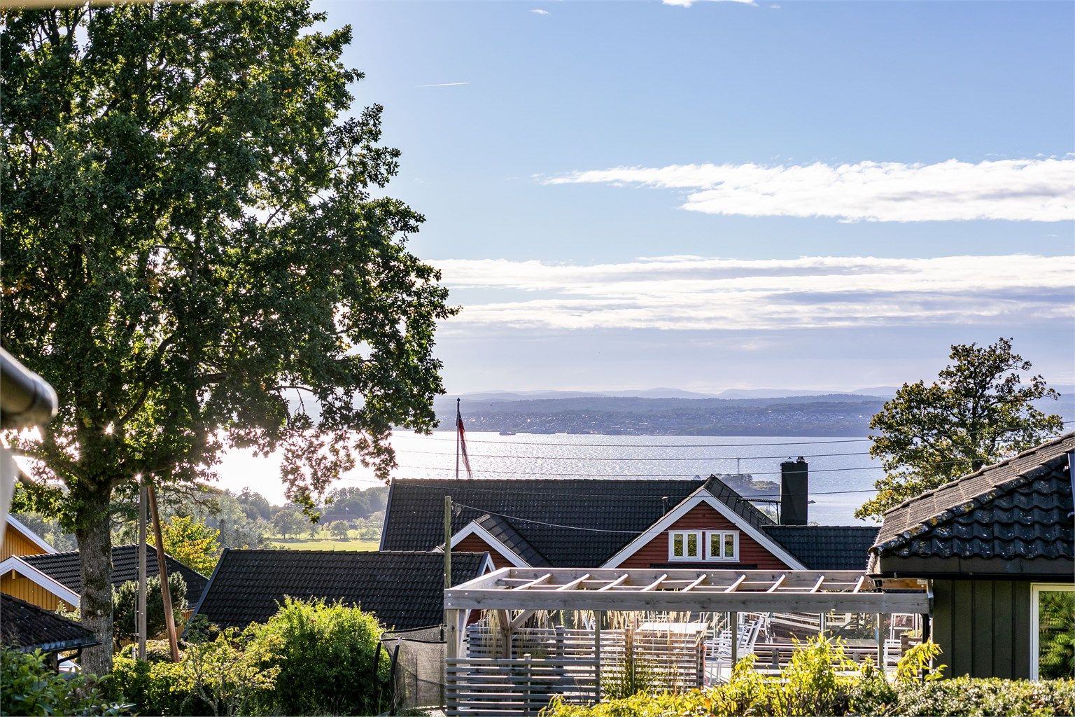 På motsatt side av fjorden sees Karljohansvern og Horten. På dager med god sikt sees også innlandets fjelltopper.