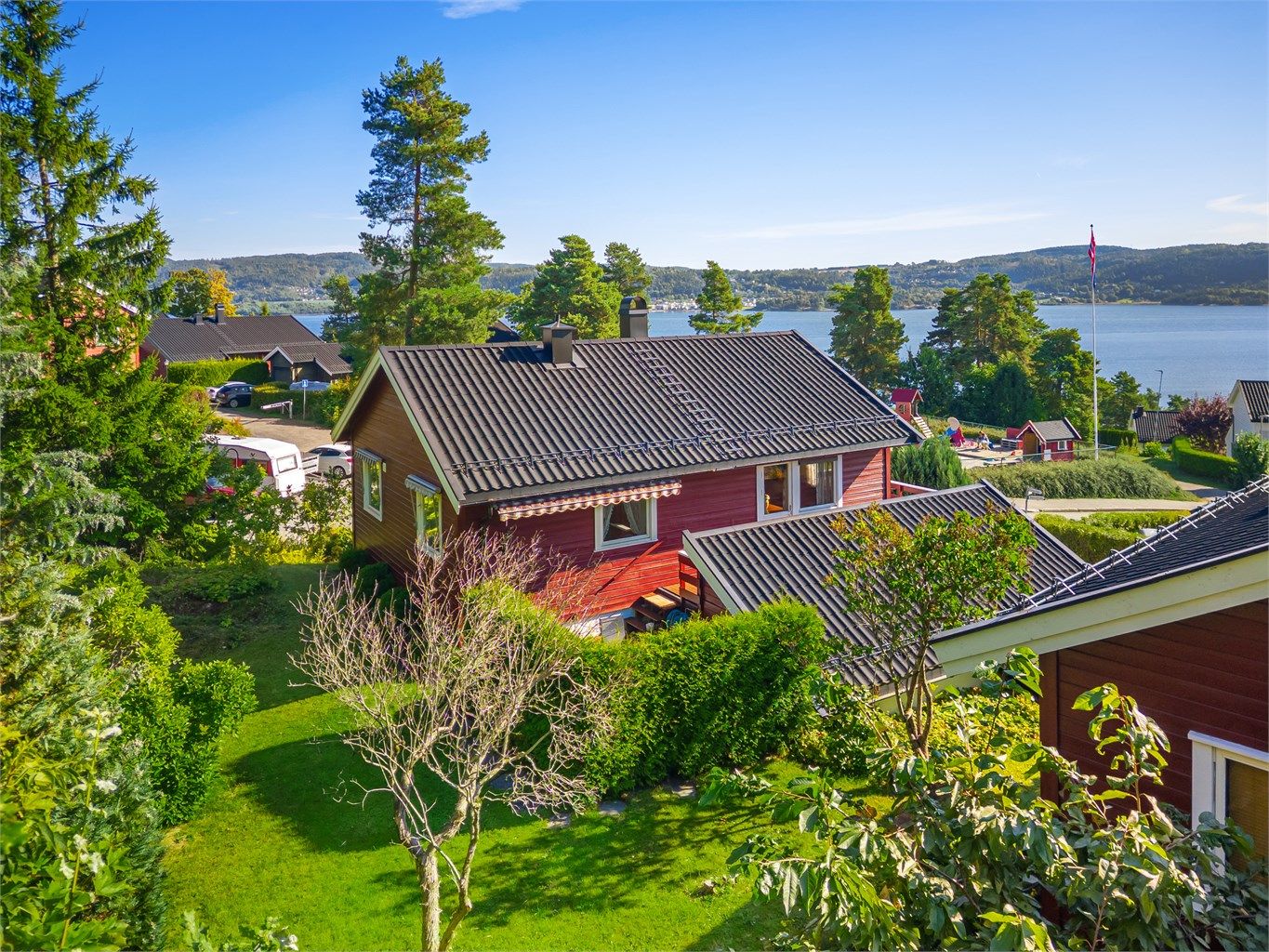 I tillegg er det direkte adkomst til et disponibelt hageområde.