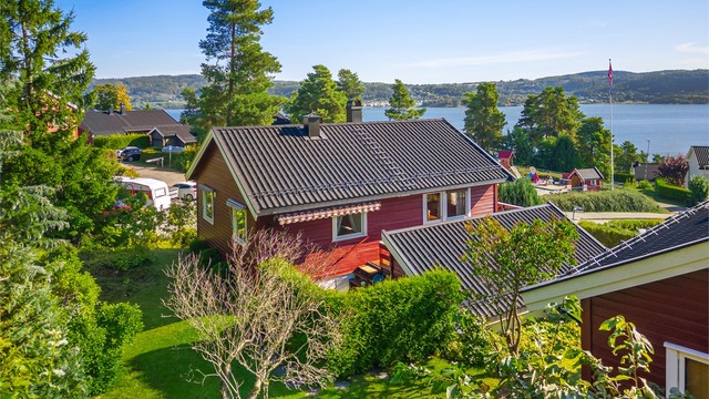 I tillegg er det direkte adkomst til et disponibelt hageområde.