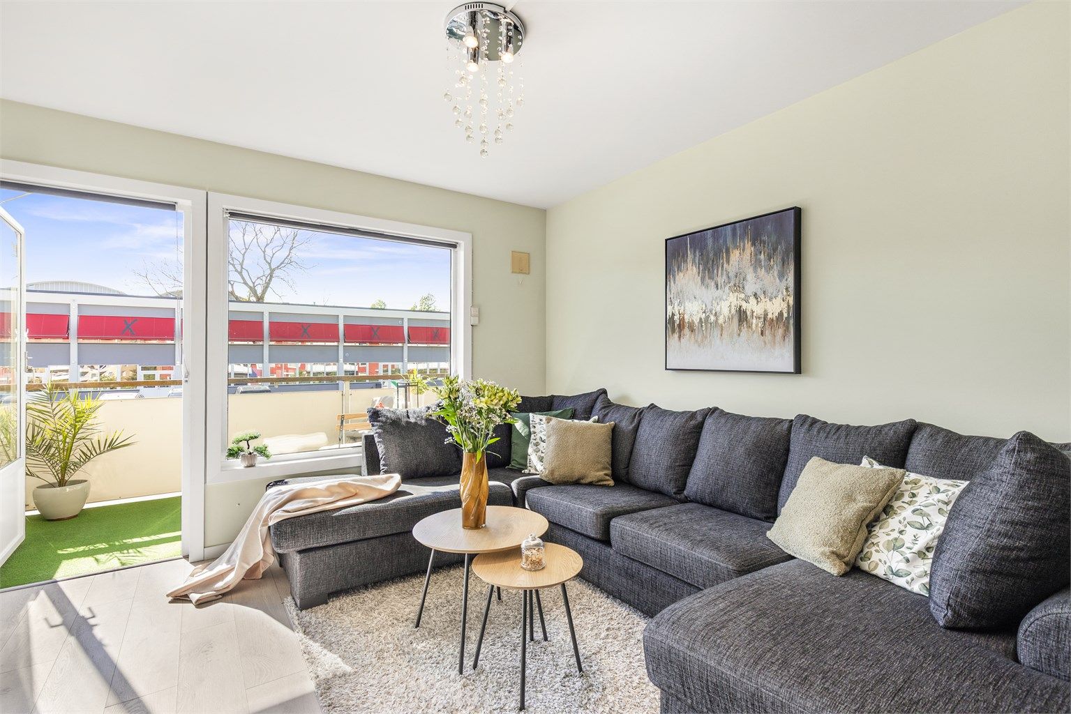 Stuen er lys og luftig med god plass til å møblere med sofa, salongbord og TV-seksjon. Herfra er det utgang til en solrik balkong.