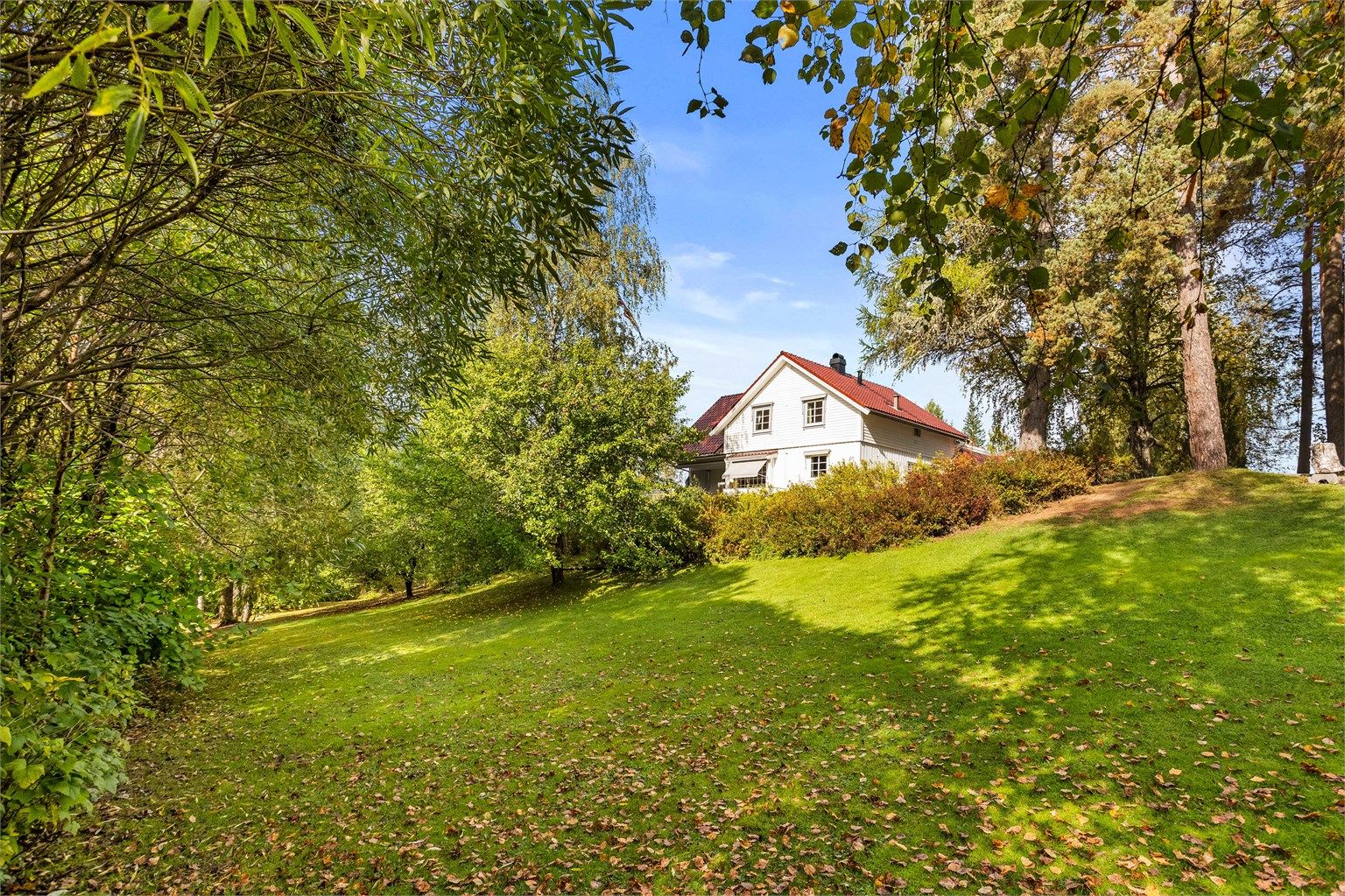 Flott eiendom med landlig og skjermet beliggenhet. Her er det boltreplass til hele storfamilien!