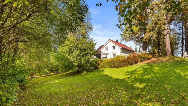 Flott eiendom med landlig og skjermet beliggenhet. Her er det boltreplass til hele storfamilien!