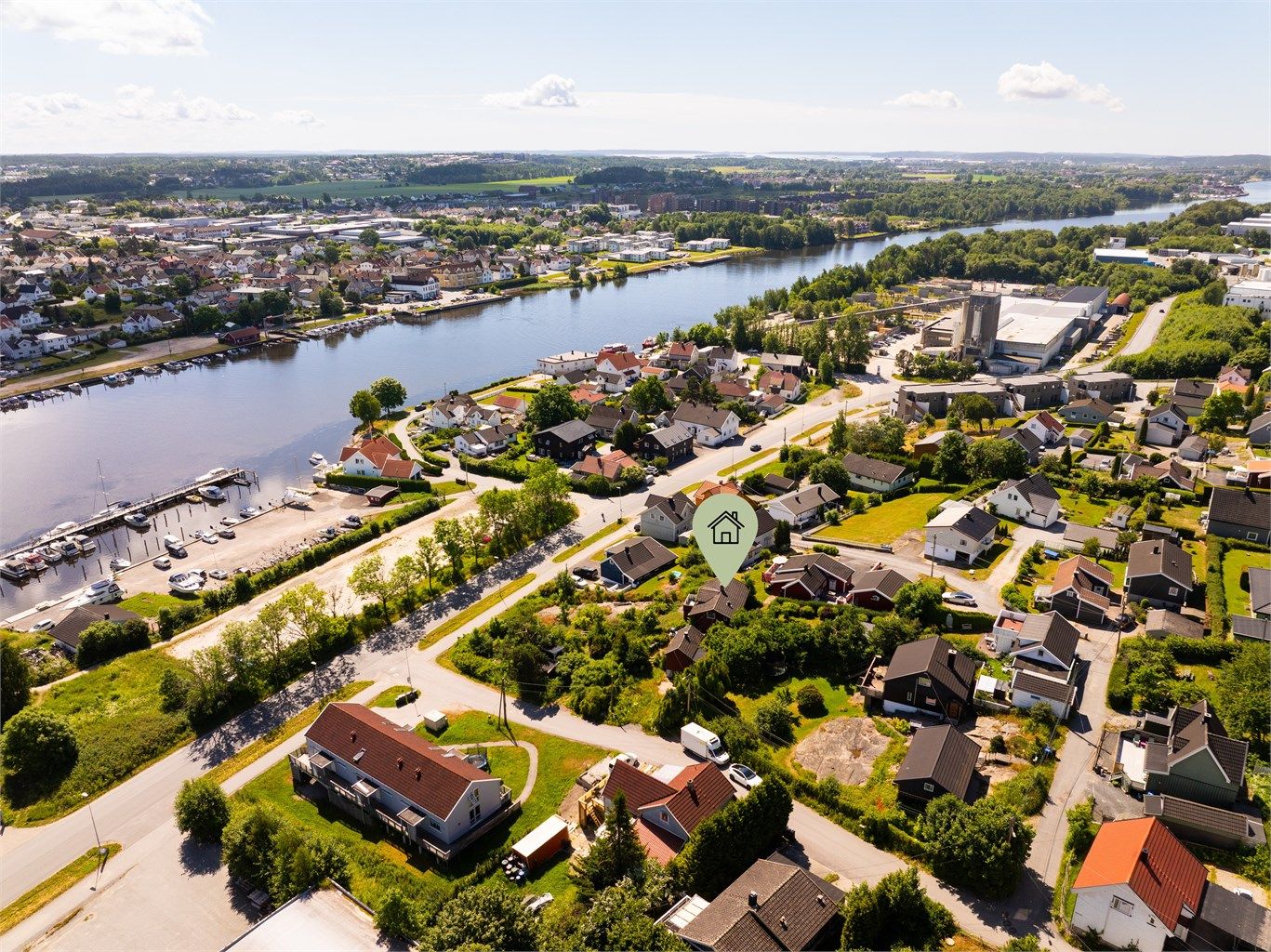 Huset ligger med nærhet til elva, kort vei til byen, samt handlegaten Dikeveien.