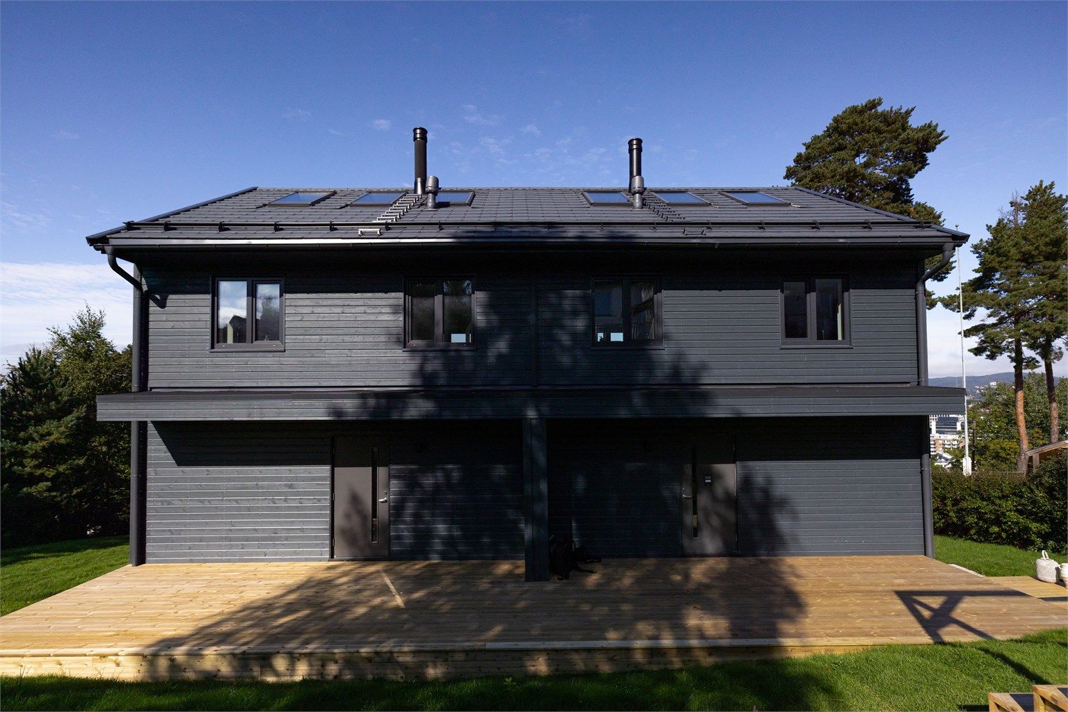 Boligen har flere hyggelige uteplasser hvor solen kan nytes