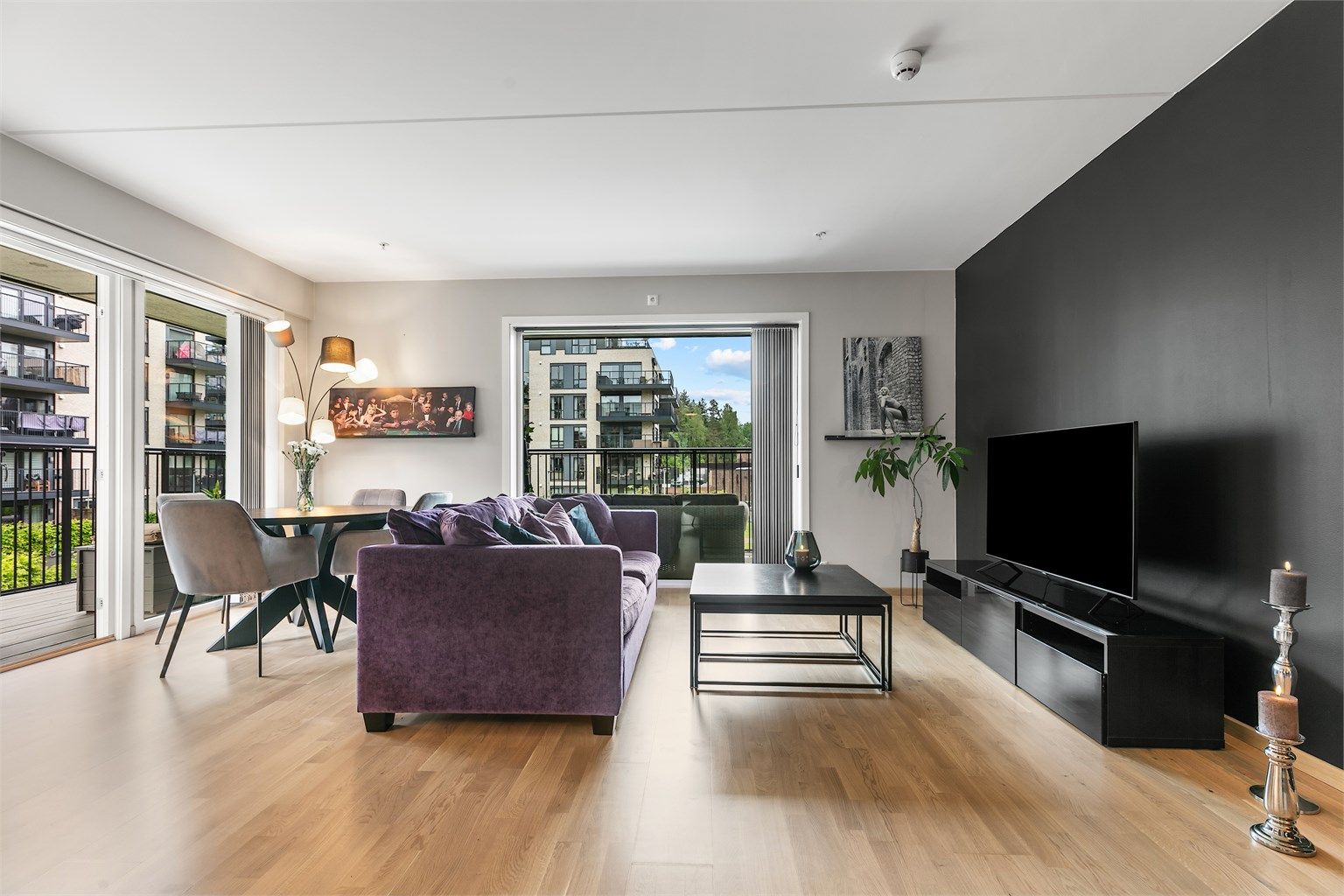 Velkommen til Skigata 14! En innholdsrik endeleilighet med to balkonger, to bad, store vindusflater og garasjeplass.