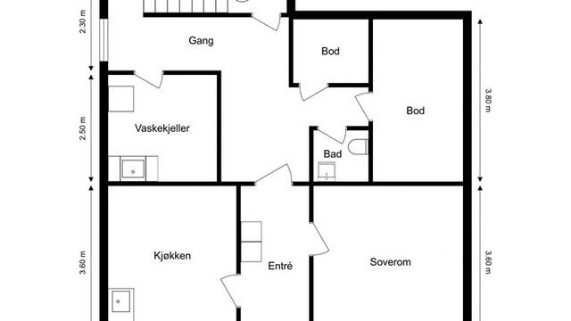 Kjelleretasjen er opprinnelig byggemeldt som boder, og er ikke godkjent til varig opphold. Innredning av rommene til bruk for varig opphold er ikke bruksendret/omsøkt, og er heller ikke godkjent av kommunen.