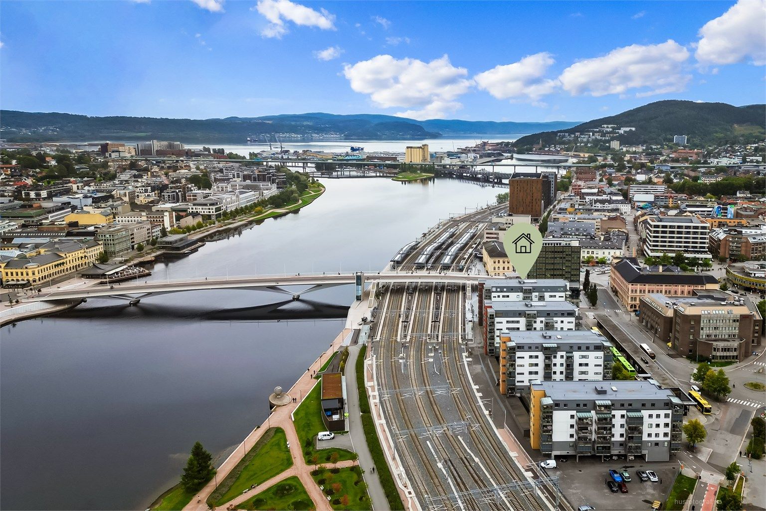 Eiendommen ligger meget sentralt ved elvebredden i Drammen og rett ved bussterminalen samt togstasjonen. 
