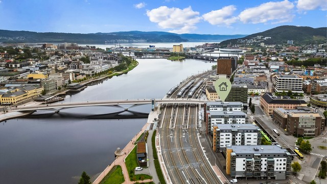 Eiendommen ligger meget sentralt ved elvebredden i Drammen og rett ved bussterminalen samt togstasjonen.