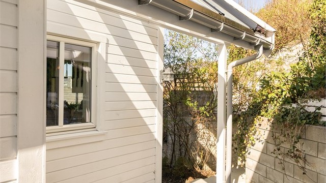 - Her kan man stå i le for vind og vær. Perfekt sted å grille grillmaten når været ikke spiller på lag -