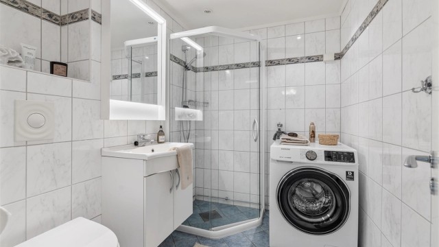 Flislagt bad rehabilitert av borettslaget i 2005. Badet har varmekabler og opplegg for vaskemaskin