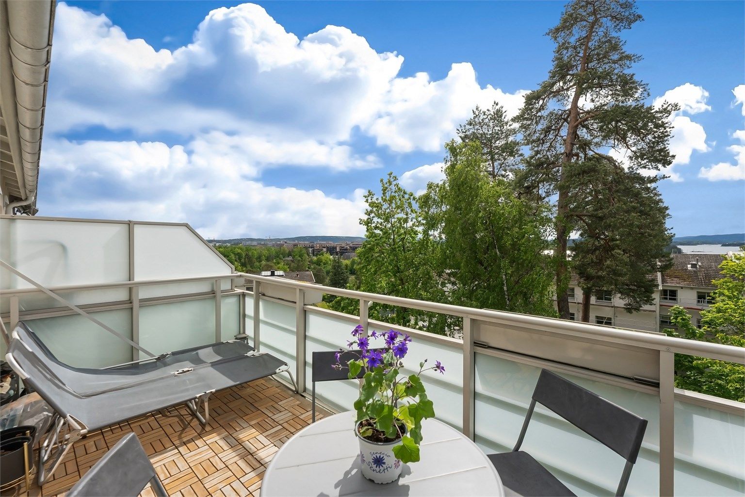 Velkommen til Michelets Vei 25 A - En lekker og gjennomgående 3-roms leilighet rett ved Fornebu og Lysaker