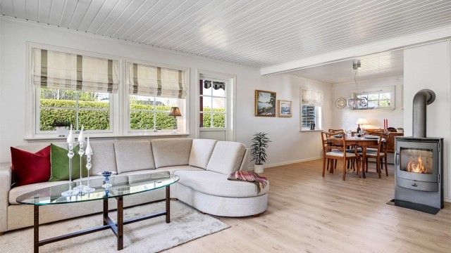 En vedovn i stuen gir ekstra varme og hygge på kalde dager.