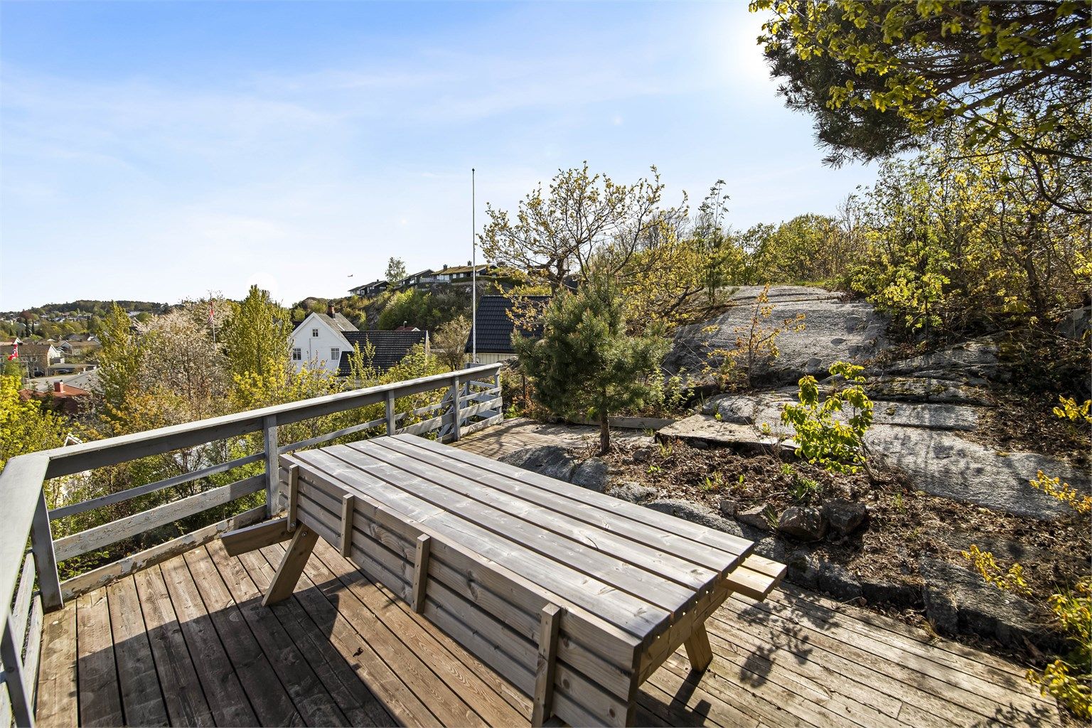 På toppen av tomten er det en frittliggende terrasse på ca. 13 kvm.