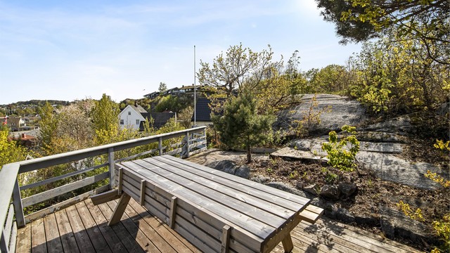 På toppen av tomten er det en frittliggende terrasse på ca. 13 kvm.