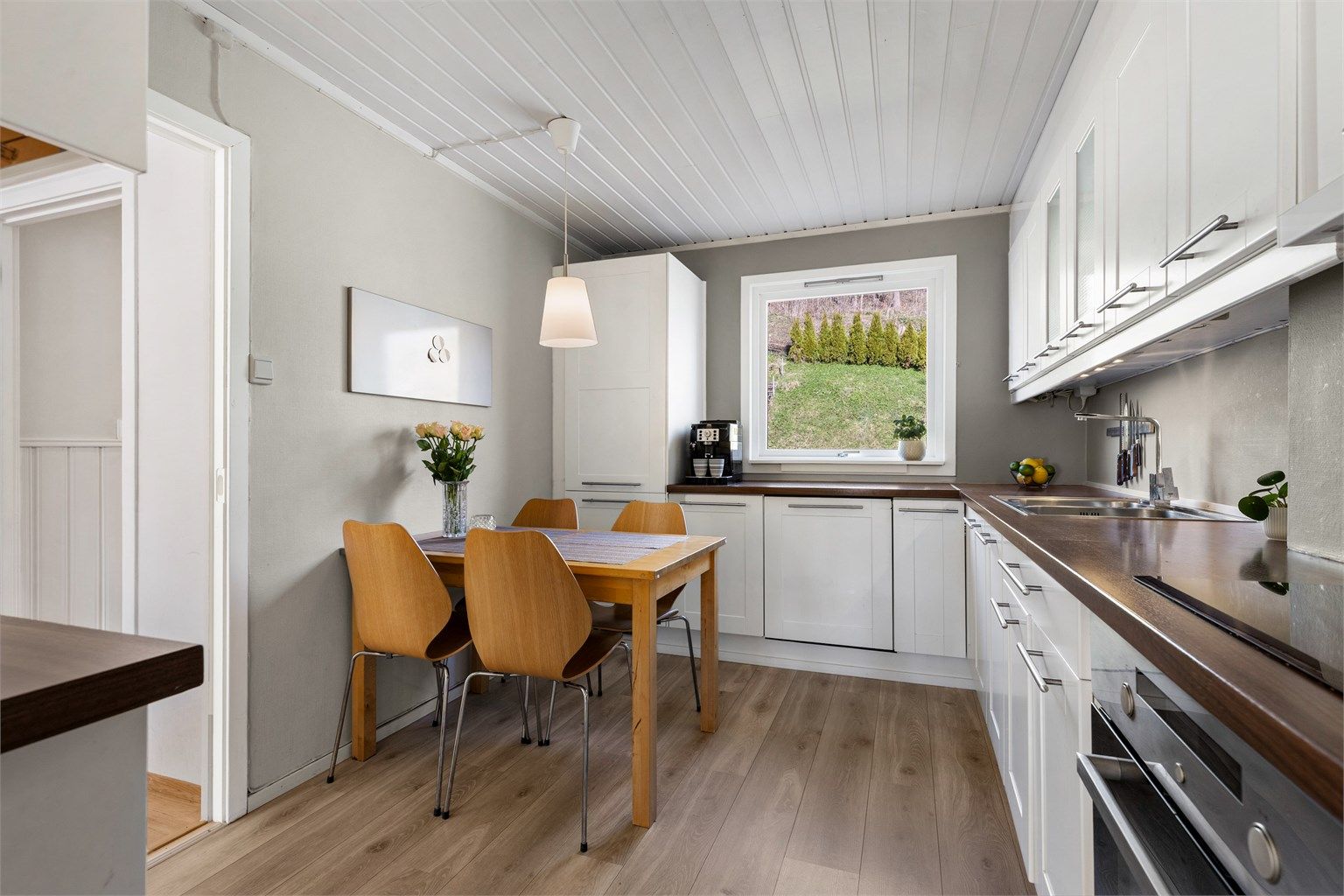 Kjøkken med innredning fra 2011. Profilerte fronter. Benkeplate med laminert overflate. Kjøkkenvask med armatur. Integrert stekeovn, platetopp, oppvaskmaskin og kjøleskap med fryser.