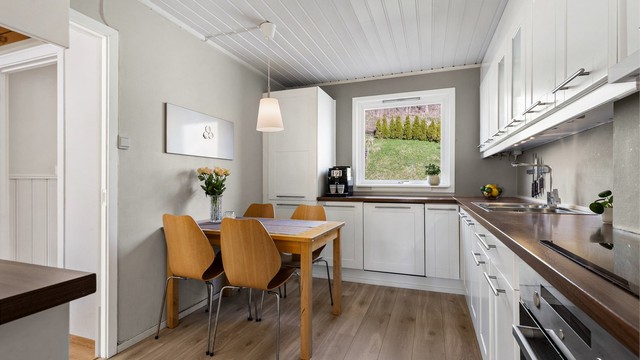 Kjøkken med innredning fra 2011. Profilerte fronter. Benkeplate med laminert overflate. Kjøkkenvask med armatur. Integrert stekeovn, platetopp, oppvaskmaskin og kjøleskap med fryser.