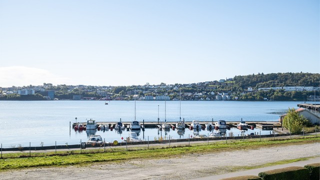 Naturskjønn eiendom. (Det er regulert inn parkeringsplass på avbildet grusplass - Forsvarets eiendom)