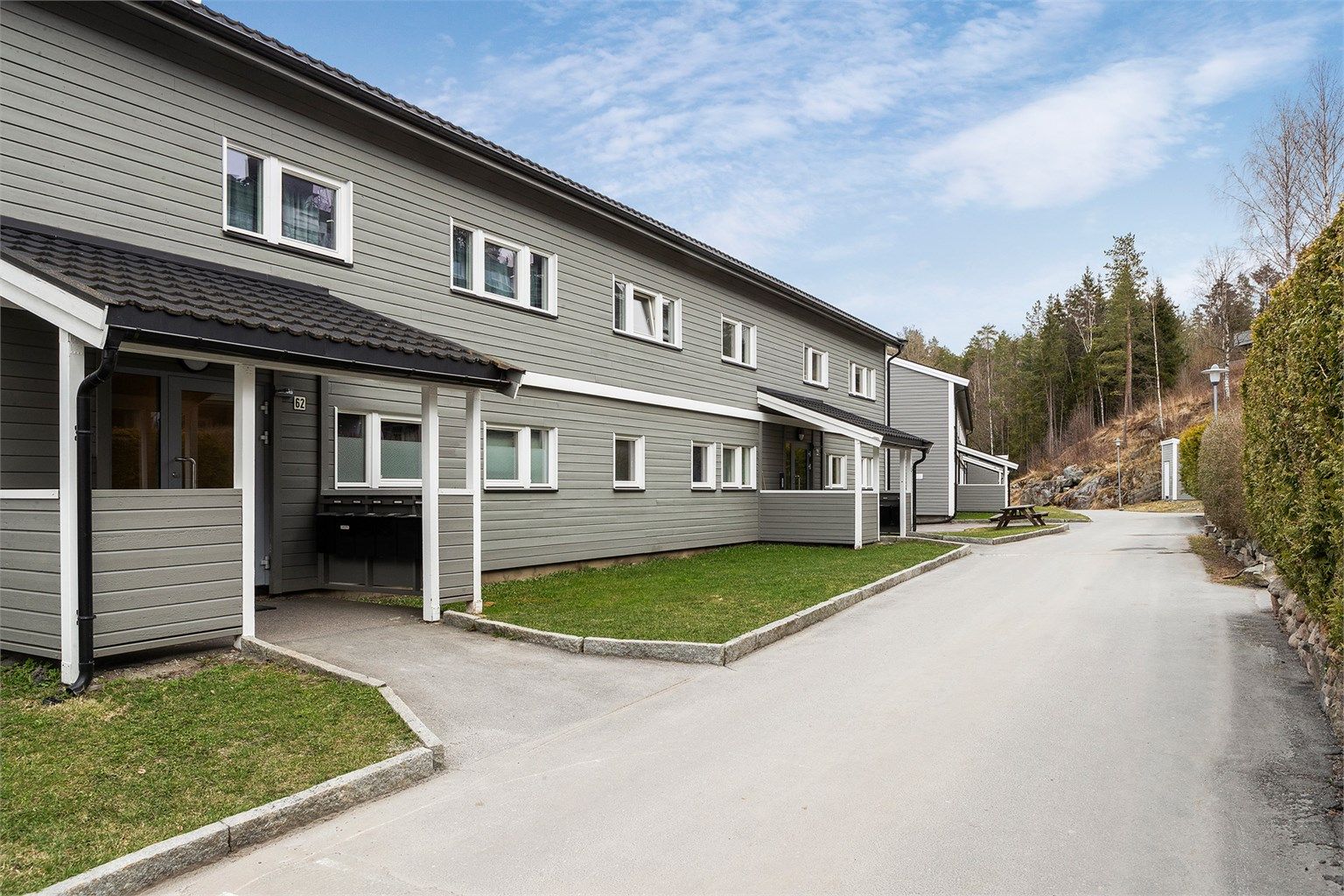 Hyggelig nabolag og inngang via felles oppgang med callinganlegg