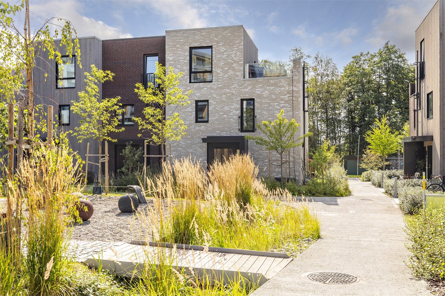 Velkommen til Theodor Hansens vei 7A - Et moderne townhouse i rekke fra 2021 med 2 stk garasjeplasser og nærhet til Kolbotn sentrum. Foto: Martin Johnson (Sommerbilder) og Oh Shots (Interiørbilder og vinterbilder) 