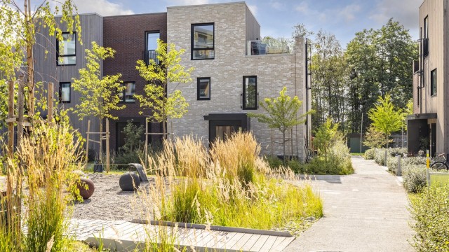 Velkommen til Theodor Hansens vei 7A - Et moderne townhouse i rekke fra 2021 med 2 stk garasjeplasser og nærhet til Kolbotn sentrum. Foto: Martin Johnson (Sommerbilder) og Oh Shots (Interiørbilder og vinterbilder)