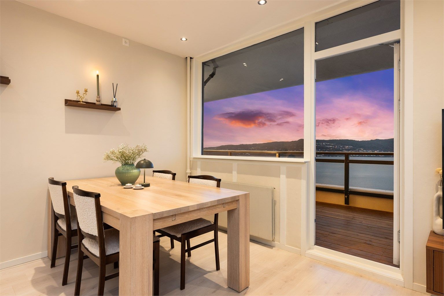 Nydelig utsikt fra stuen og middagsbordet. 